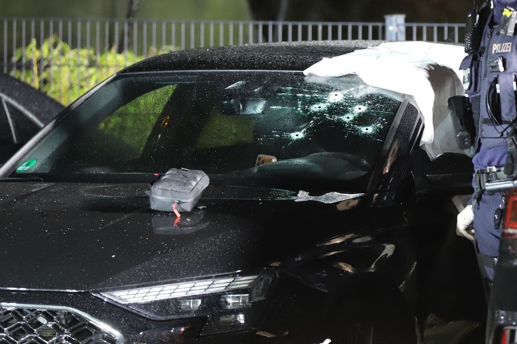 Durch die Windschutzscheibe wurden Schüsse auf einen Mann abgegeben.