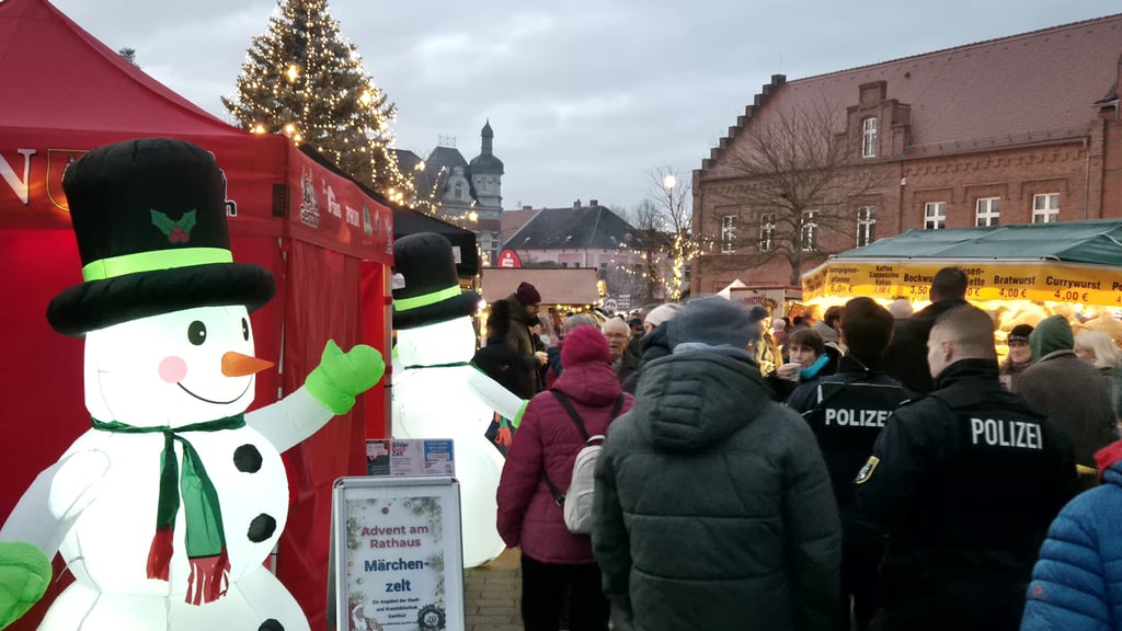 Dass es kein Weihnachtsmarkt wie jeder andere war, merkte jeder. Die Vorfreude aufs Fest gab es aber dennoch.