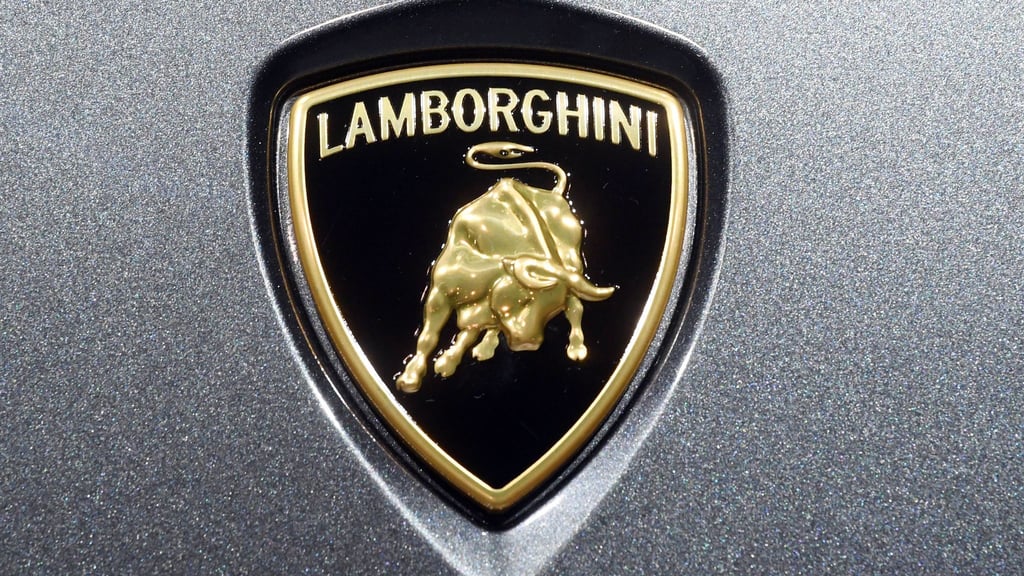 Ein Lamborghini mitten in Halle hat am Samstagabend für einen Polizeieinsatz gesorgt. Die Beamten konnte aber sehr schnell Entwarnung geben.&nbsp;