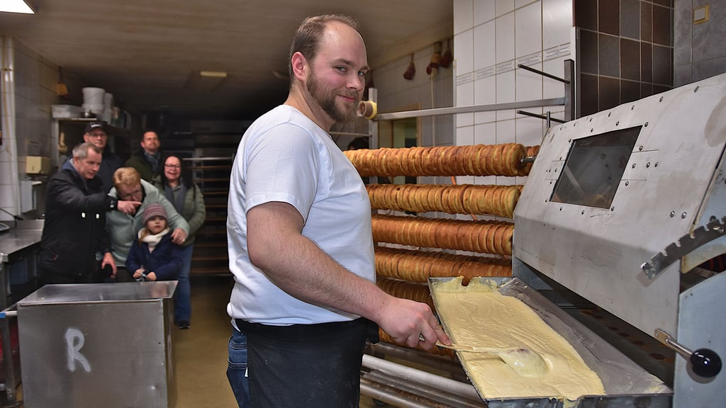 „Wichtig ist, dass die Masse schön geschmeidig ist“, sagt Konditor Oliver Körner. Er rührt den Teig, der aus vielen Eiern, Butter, Zucker, Mehl, Marzipan, Mandeln und Aromen besteht. Alle Zutaten möchte der 33-jährige Konditor dann doch nicht preisgeben.