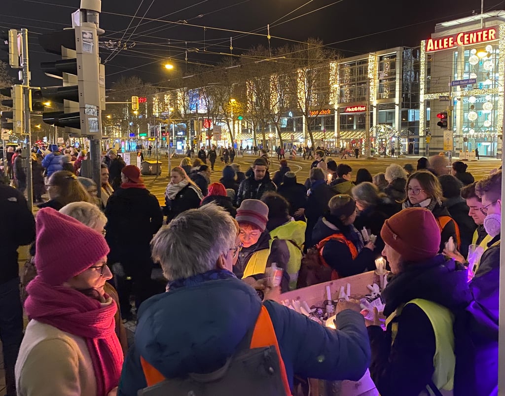 Jahrestag des Anschlags auf den Weihnachtsmarkt: An fünf Stellen rund um den Alten Markt wurden die Kerzen für Lichterkette in Magdeburg ausgegeben.