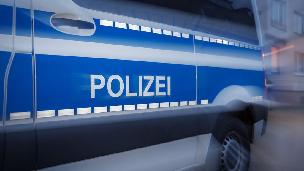 Auf der B184 zwischen Bitterfeld-Wolfen und Dessau-Roßlau sind zwei Autofahrer aneinander geraten.