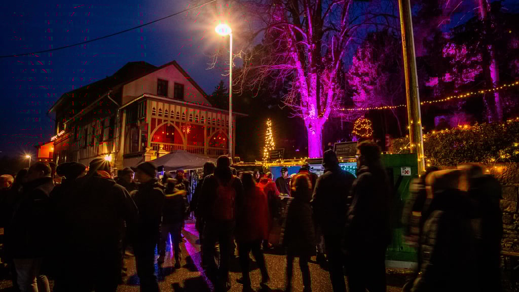 Ansprechend und stimmungsvoll dekorierte 23 Stationen entlang der „Winter-Meile“ prägen das Bild