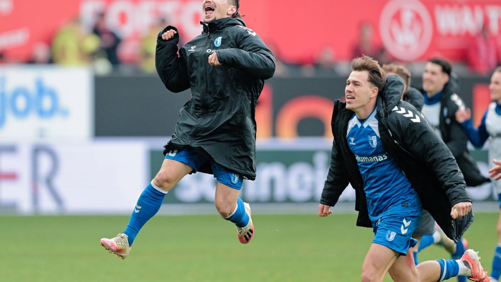 Baris Atik (l) bejubelt drei Punkte auf dem Betzenberg