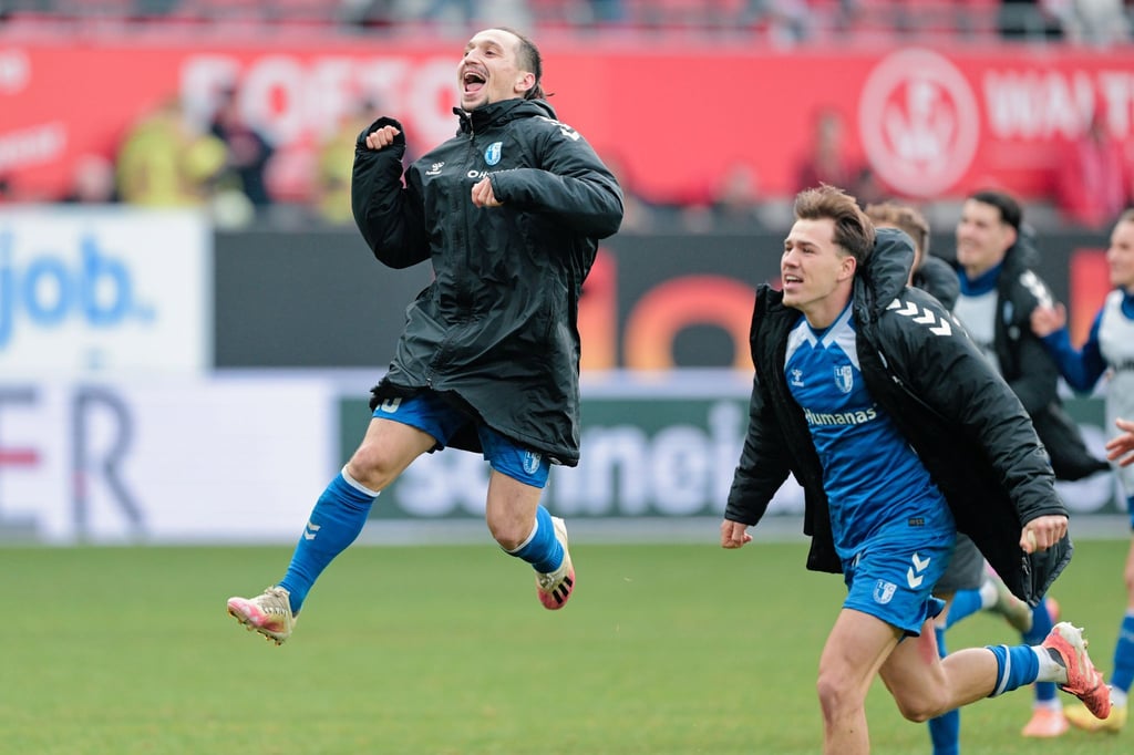 Baris Atik (l) bejubelt drei Punkte auf dem Betzenberg