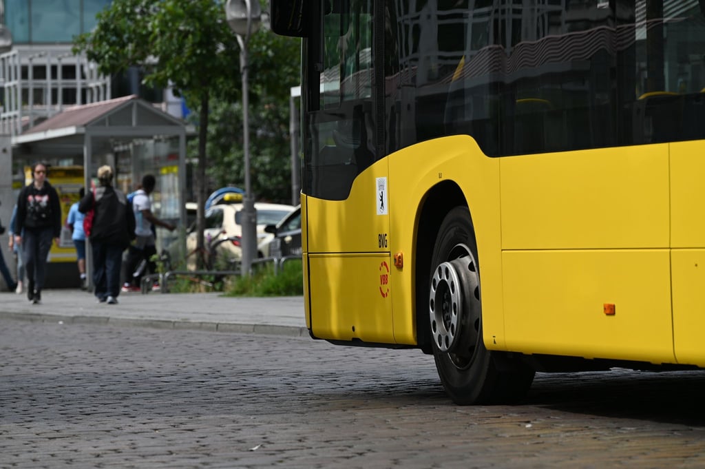 Die BVG unterhält auch nachts eine Verbindung zum BER. (Symbolbild)