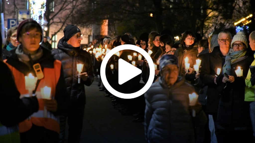 Zum Jahrestag des Anschlags auf den Weihnachtsmarkt haben Tausende Magdeburger eine Lichterkette um den Alten Markt gebildet.
