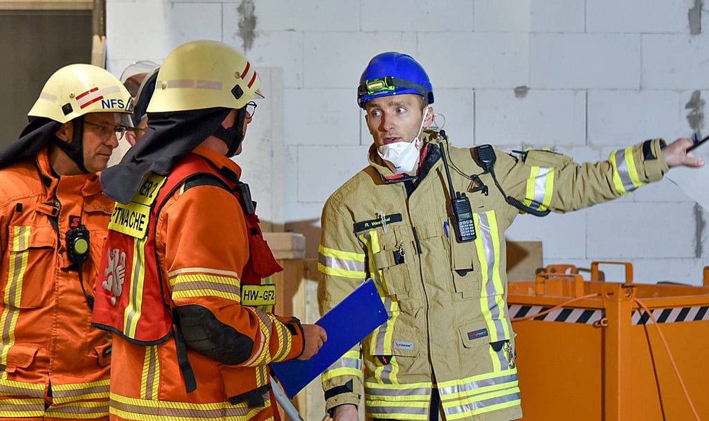  An der TU Braunschweig testet Robert Westphal (rechts) von  der Hochschule Magdeburg-Stendal gemeinsam mit Verbundpartnern und Feuerwehr verschiedene Brandszenarien. 