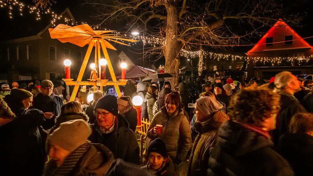 Wenn es in Roßbach dicht an dicht zugeht, dann ist entweder „Saale-Weinmeile“ oder „Winter-Meile“. Letztere, offiziell auf den Namen „Advent in den Weinbergen“ hörend, lockte am Wochenende wieder unzählige Menschen auf Tour entlang von 23 Stationen zwischen Naumburg-Almrich und Roßbach.