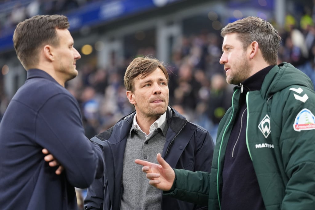 Werders sportliche Leitung: Leiter Profifußball Peter Niemeyer (r) und Geschäftsführer Clemens Fritz (m) - hier im Gespräch mit HSV-Sportdirektor Claus Costa.