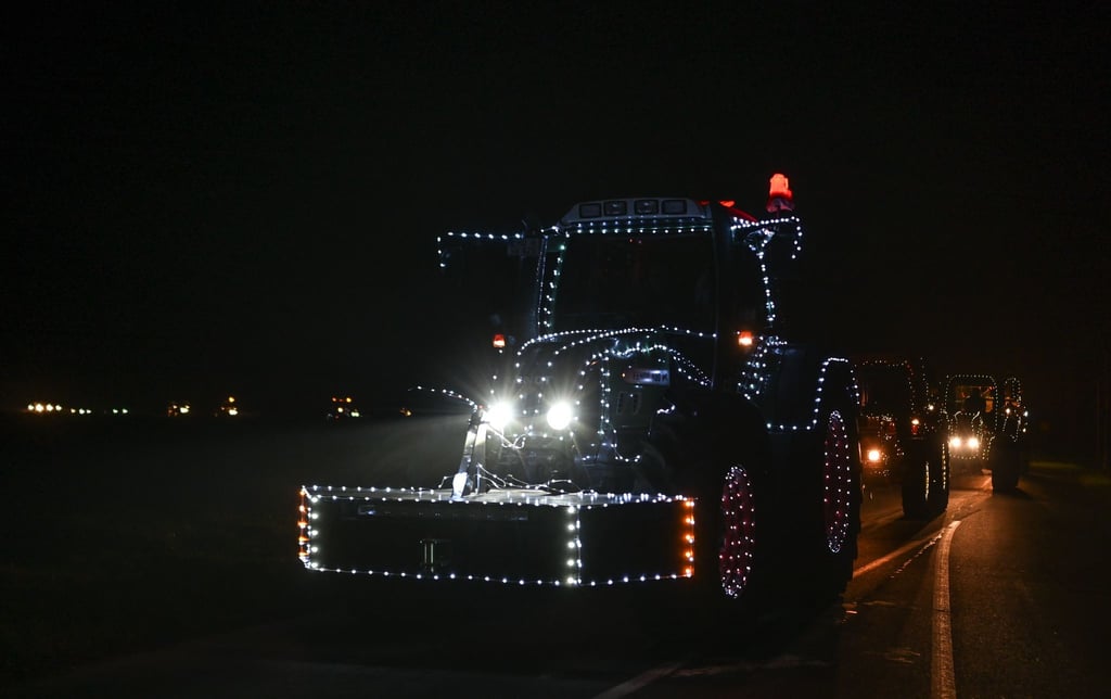 Trotz Weihnachtsbeleuchtung am Trecker hat ein Autofahrer im Landkreis Celle die Landmaschine übersehen - es kam zu einem Zusammenstoß. (Symbolbild)
