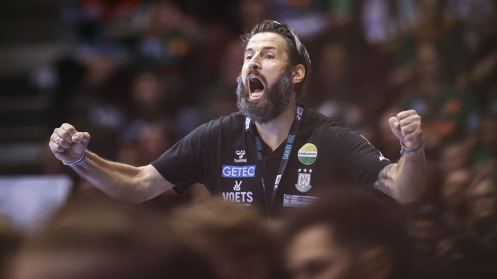 Trainer Bennet Wiegert liegt mit dem SC Magdeburg in mehreren Wettbewerben auf Titelkurs. (Archivbild)