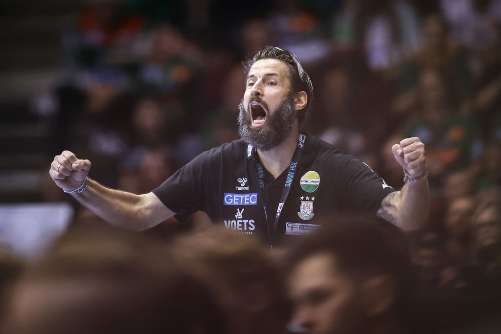 Trainer Bennet Wiegert liegt mit dem SC Magdeburg in mehreren Wettbewerben auf Titelkurs. (Archivbild)
