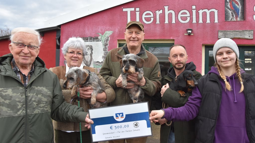 Freude im Tierheim: Lothar Kusian (v.l.), Angela Kummert, Hans-Joachim Schöpke und Sascha Heidmann überreichen einen Scheck über 300 Euro an Tierpflegerin Anna Jonas. Mit dabei sind die Teckel Tanne (v.l.), die nächste Woche stolze 17 Jahre alt wird, sowie Wespe und Finchen.