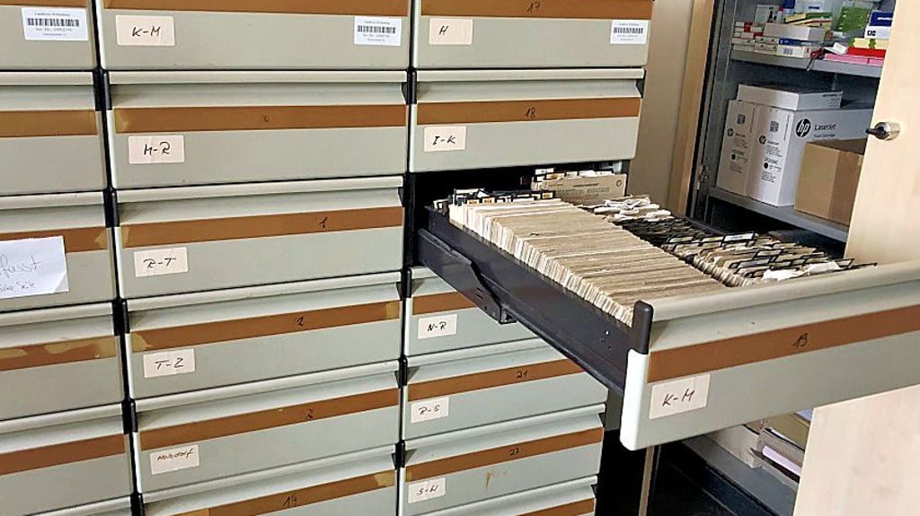 Hier sind  ganz klassisch Dokumente für alte Führerscheine aufbewahrt. 