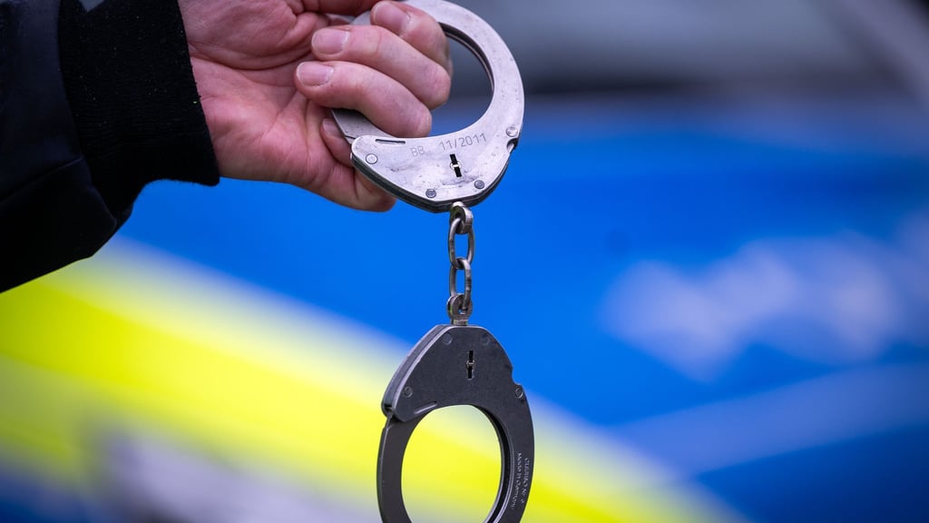 Nach dem Gewaltausbruch in Rudow nahm die Polizei drei Männer vorläufig fest. (Symbolbild)