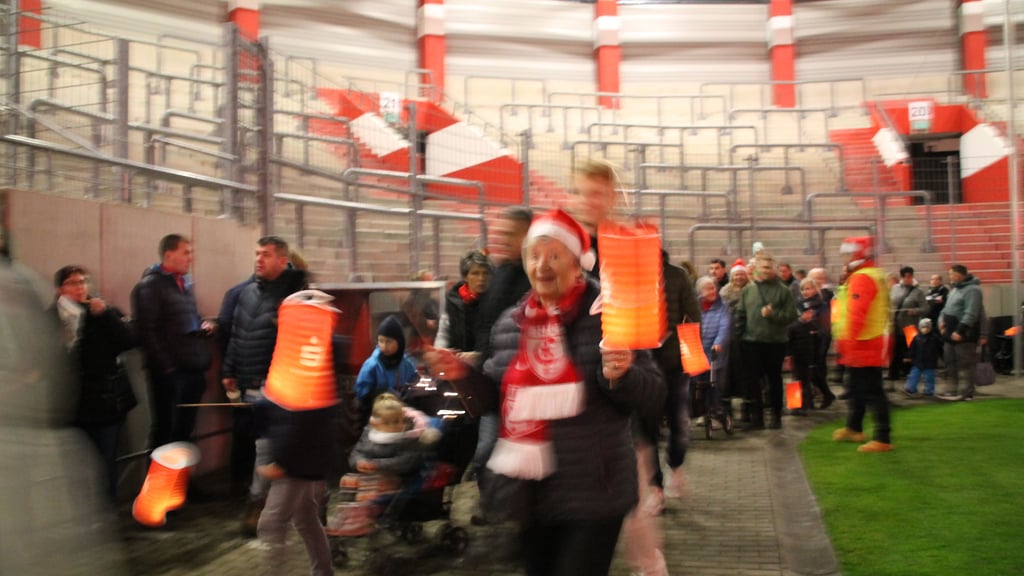 Weihnachtsmarkt und Lampionumzug durchs Stadion 