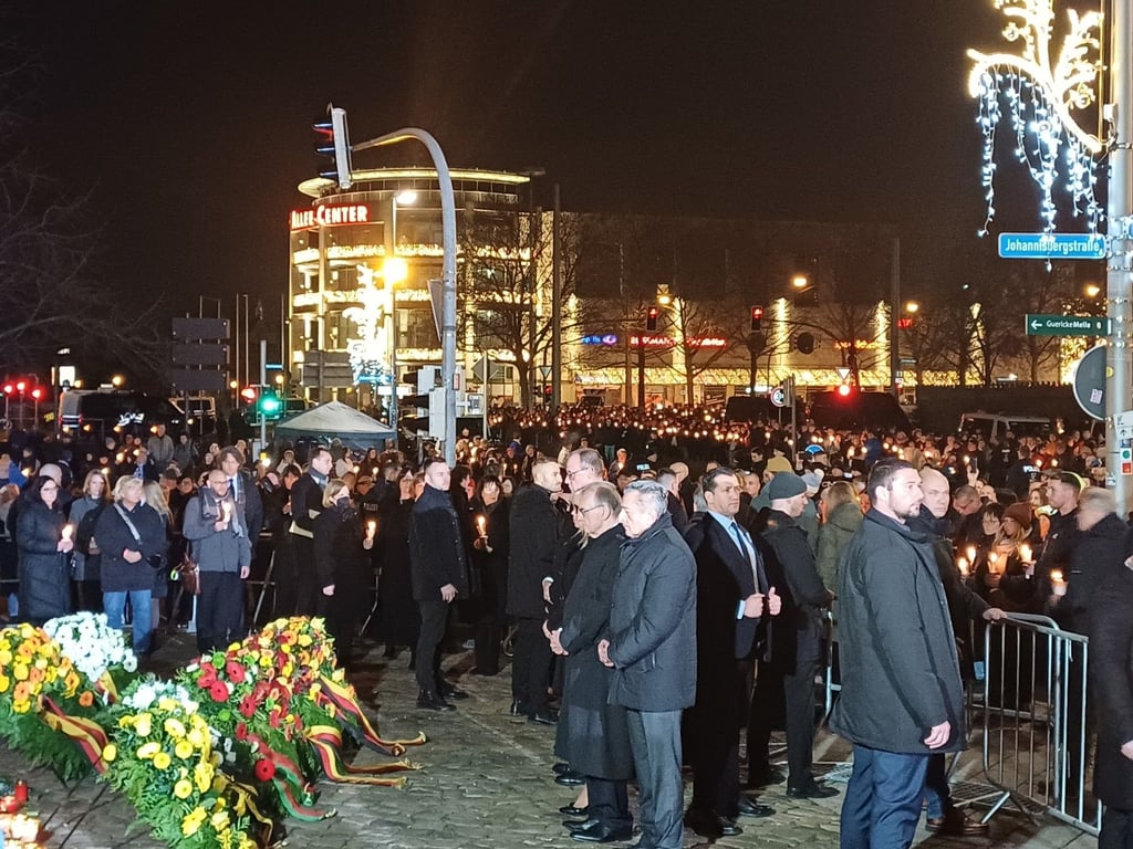 Kanzler, Ministerpräsident, Oberbürgermeisterin und Landtagspräsident vor der Johanniskirche.