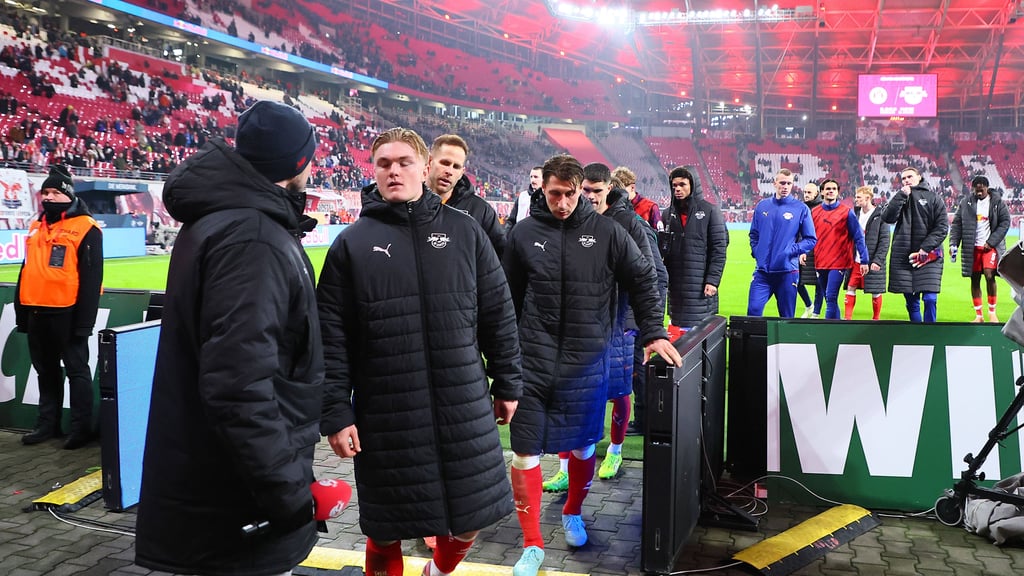 Mit langen Gesichtern in die Weihnachtspause: RB Leipzig nach dem 1:3 gegen Bayer vor der Kurve.