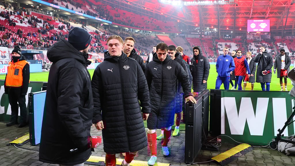 Mit langen Gesichtern in die Weihnachtspause: RB Leipzig nach dem 1:3 gegen Bayer vor der Kurve.