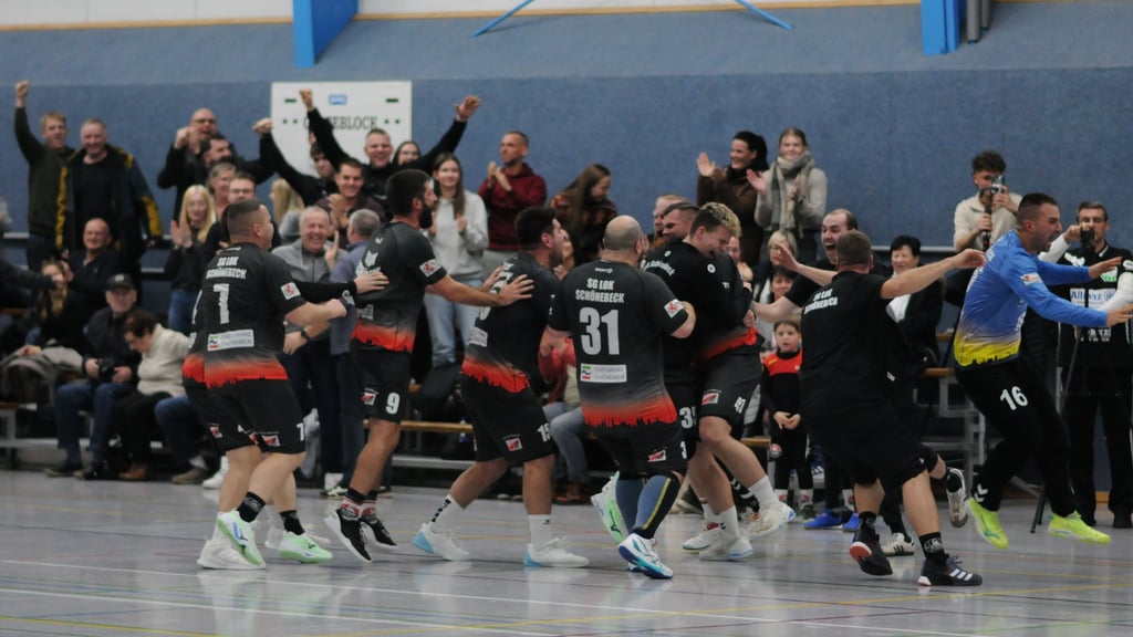 Nach dem Siegtreffer kannte der Jubel bei den Schönebeckern und ihren Fans keine Grenzen mehr.