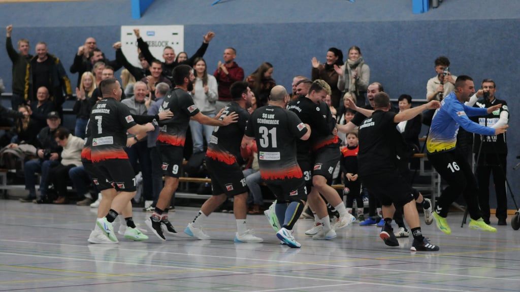 Nach dem Siegtreffer kannte der Jubel bei den Schönebeckern und ihren Fans keine Grenzen mehr.