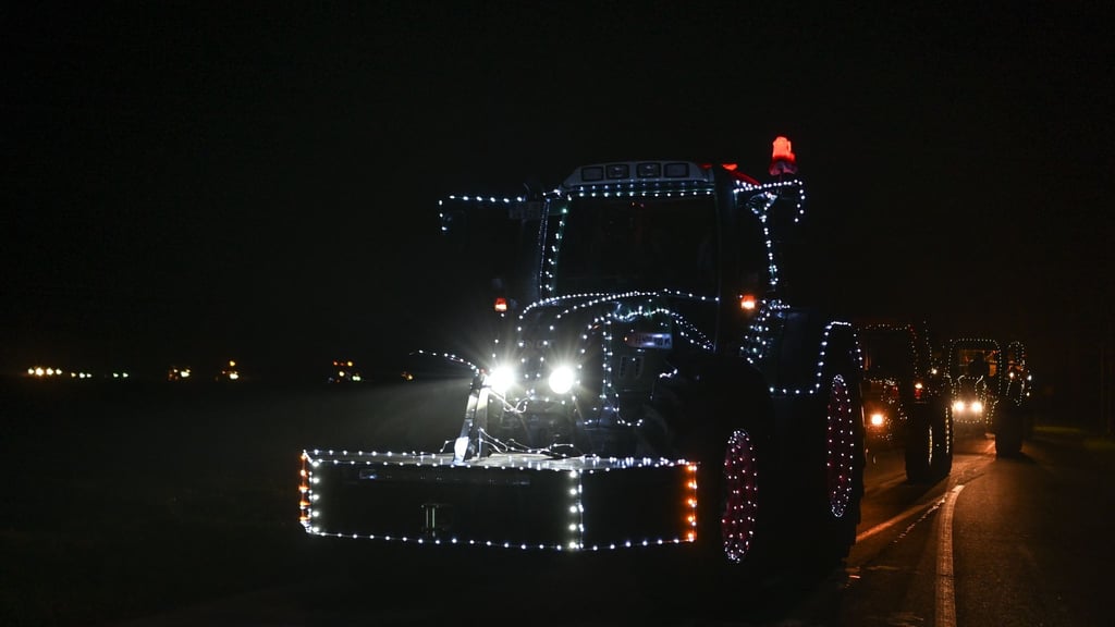 Trotz Weihnachtsbeleuchtung am Trecker hat ein Autofahrer im Landkreis Celle die Landmaschine übersehen - es kam zu einem Zusammenstoß. (Symbolbild)