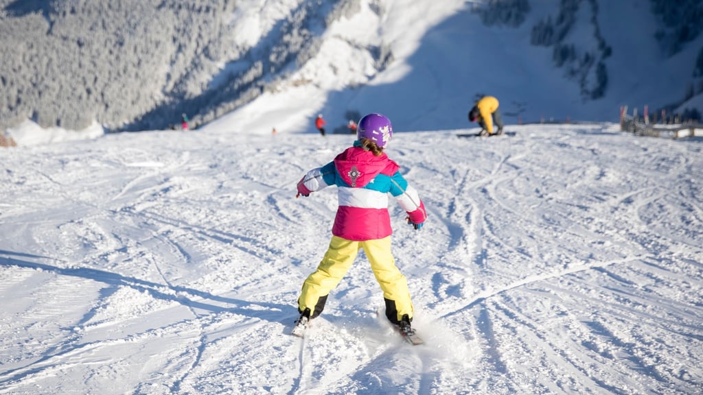 „Pizza!“: Die Skispitzen bewegen sich zueinander, die Enden auseinander - so bremst man.