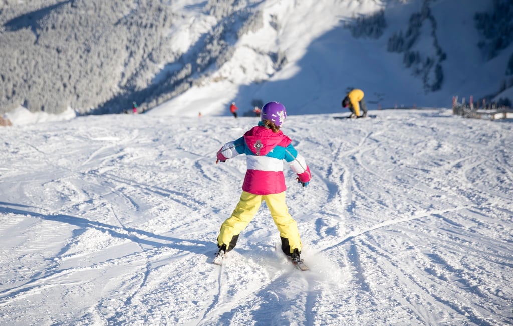 „Pizza!“: Die Skispitzen bewegen sich zueinander, die Enden auseinander - so bremst man.