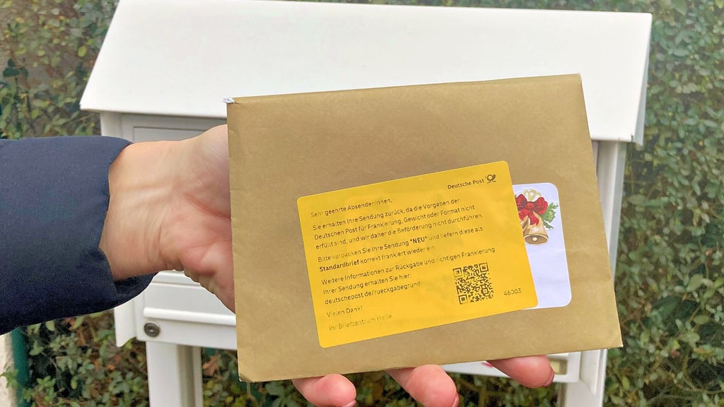 Dieser Brief, einem bei Post/DHL offenbar illegal geöffneten Weihnachtspaket beigelegt, wurde an den Absender in Bernburg zurückgesandt. 