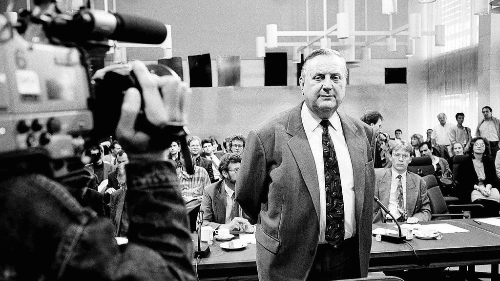  Alexander Schalck-Golodkowski, genannt Alex der Große,  blieb nach seiner Flucht in den Westen weitgehend unbehelligt, nachdem er dem BND umfassend Auskunft über die Geheimnisse der DDR-Führung gegeben hatte.