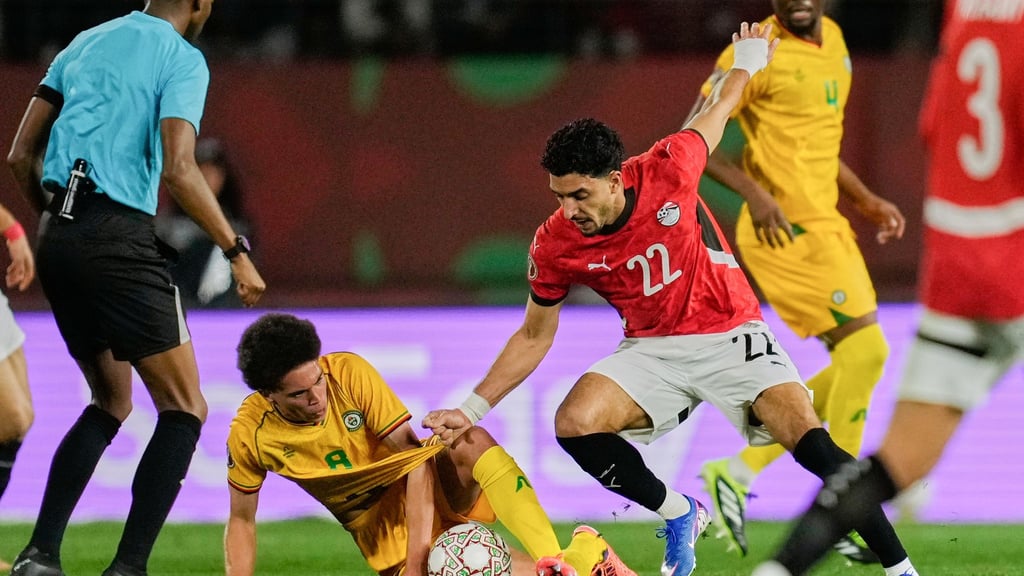Ägyptens Omar Marmoush (r) traf zum 1:1.