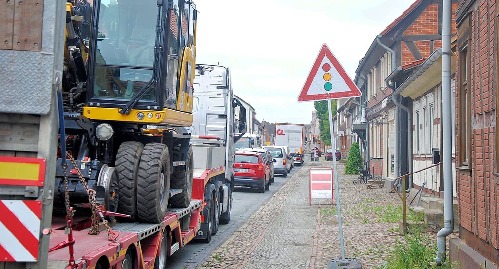 Alltägliches Bild bei Straßenbauarbeiten (hier in  Apenburg): An  Ampeln staut sich der Umleitungsverkehr.  