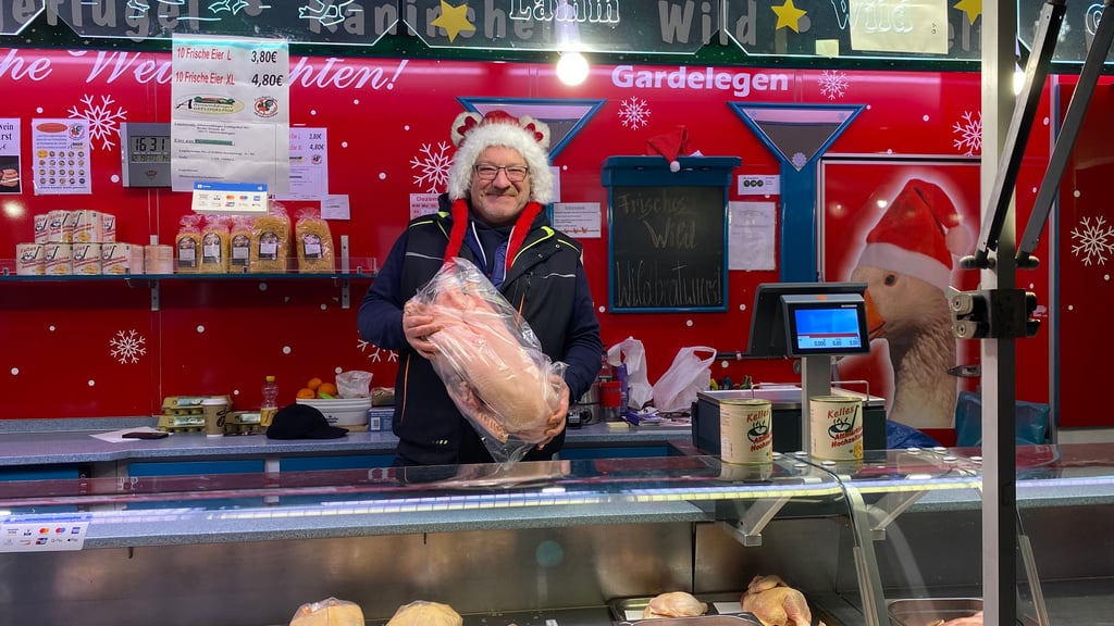 Claudiu Muresan betreibt den Wildstand auf dem Magdeburger Weihnachtsmarkt.
