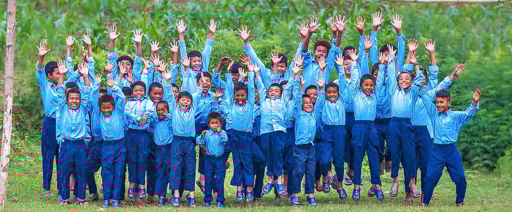 In der  „LiScha“-Projektregion in Nepal gibt es Schuluniform und Winterkleidung nun auch für die Jungs. 