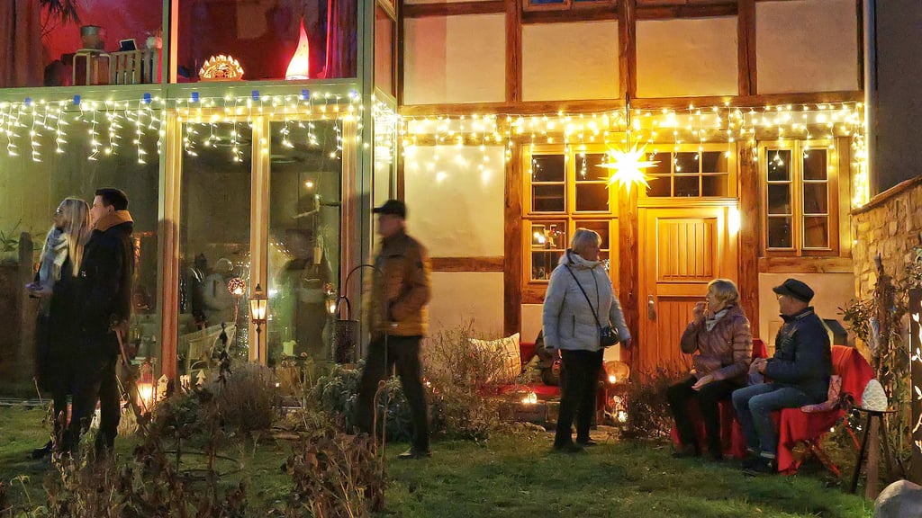 Lichterzauber, hier im Hof von Familie Einecke Über dem Wasser, hat die Besucher begeistert.  