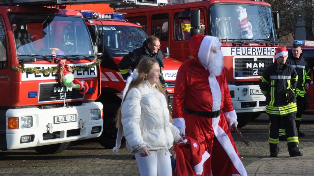 Der Weihnachtsmann kommt in Genthin mit der Feuerwehr