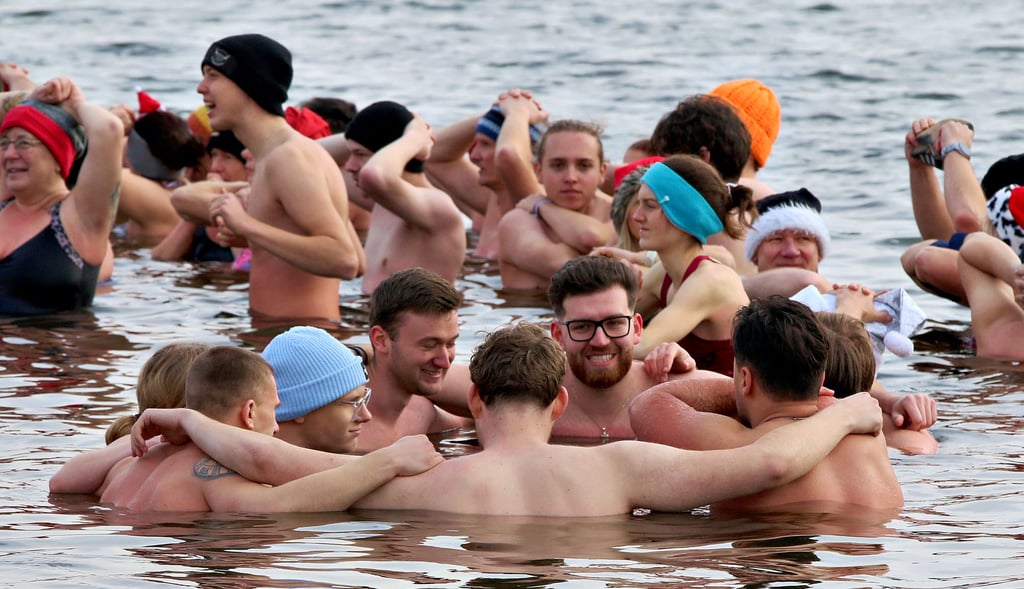 Gemeinsam frieren: Auch in diesem Jahr wagten wieder hunderte Mutige das bad im eiskalten Kühnauer See.
