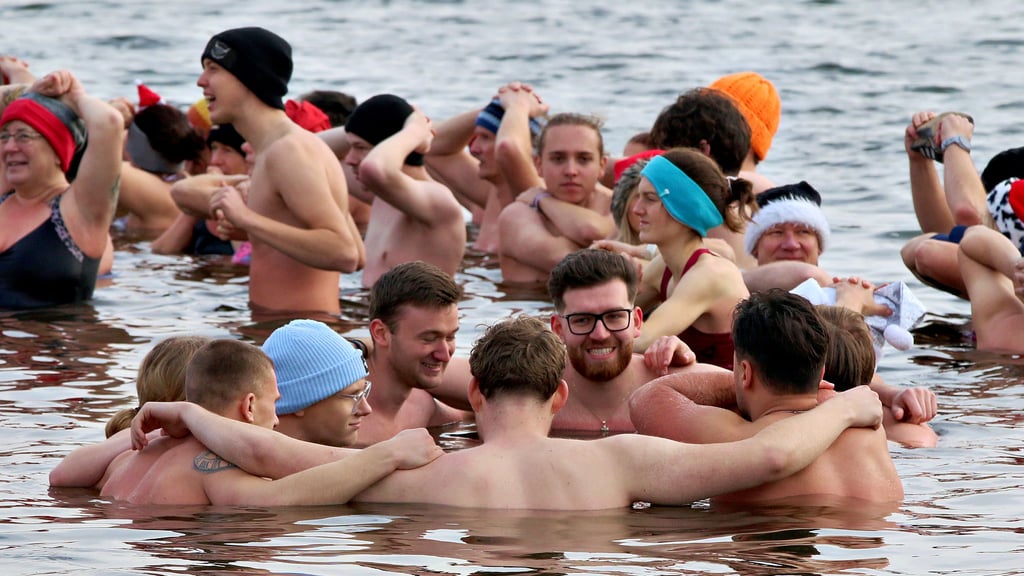 Gemeinsam frieren: Auch in diesem Jahr wagten wieder hunderte Mutige das bad im eiskalten Kühnauer See.