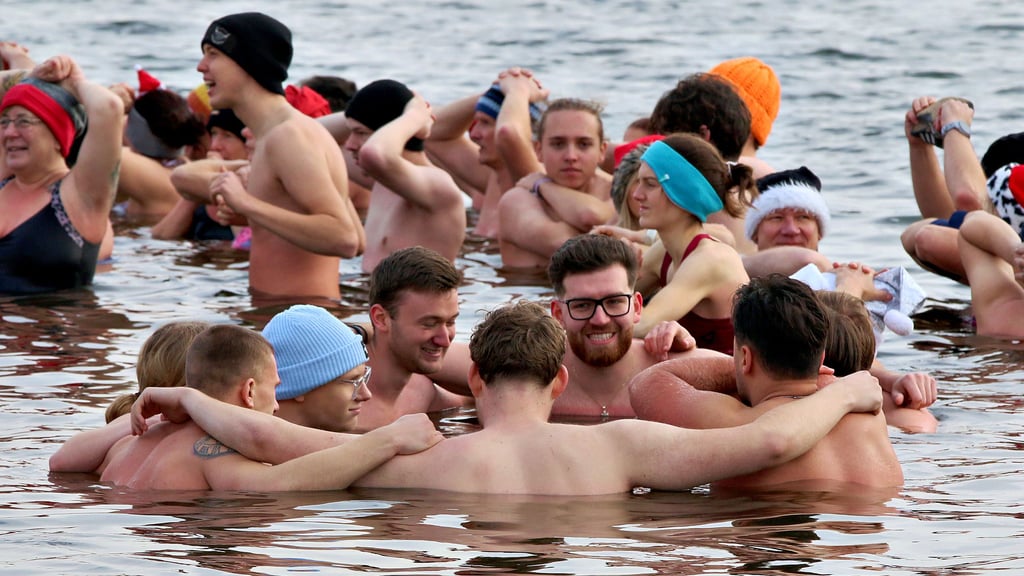 Gemeinsam frieren: Auch in diesem Jahr wagten wieder hunderte Mutige das bad im eiskalten Kühnauer See.