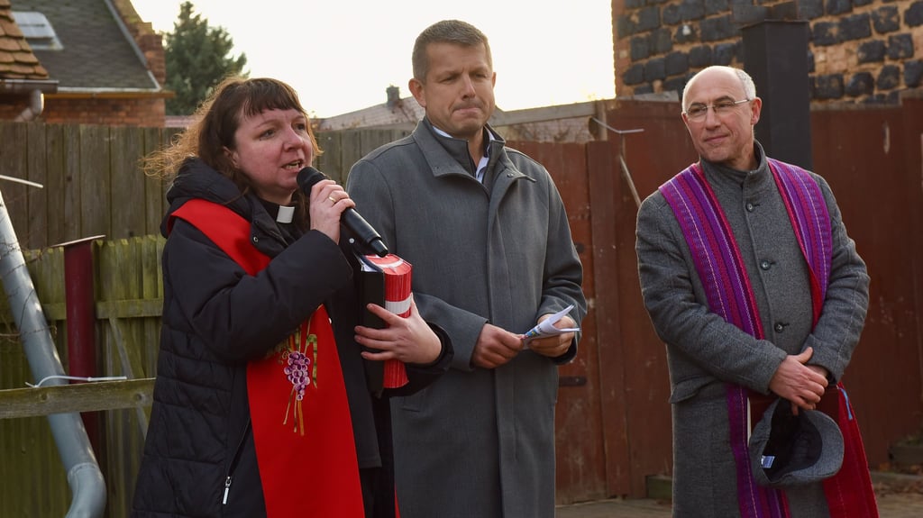 Pfarrerin Christin Schulze-Gerlach (links) und Pfarrer Stefan Hansch (rechts) segneten die Straße zur Freigabe.