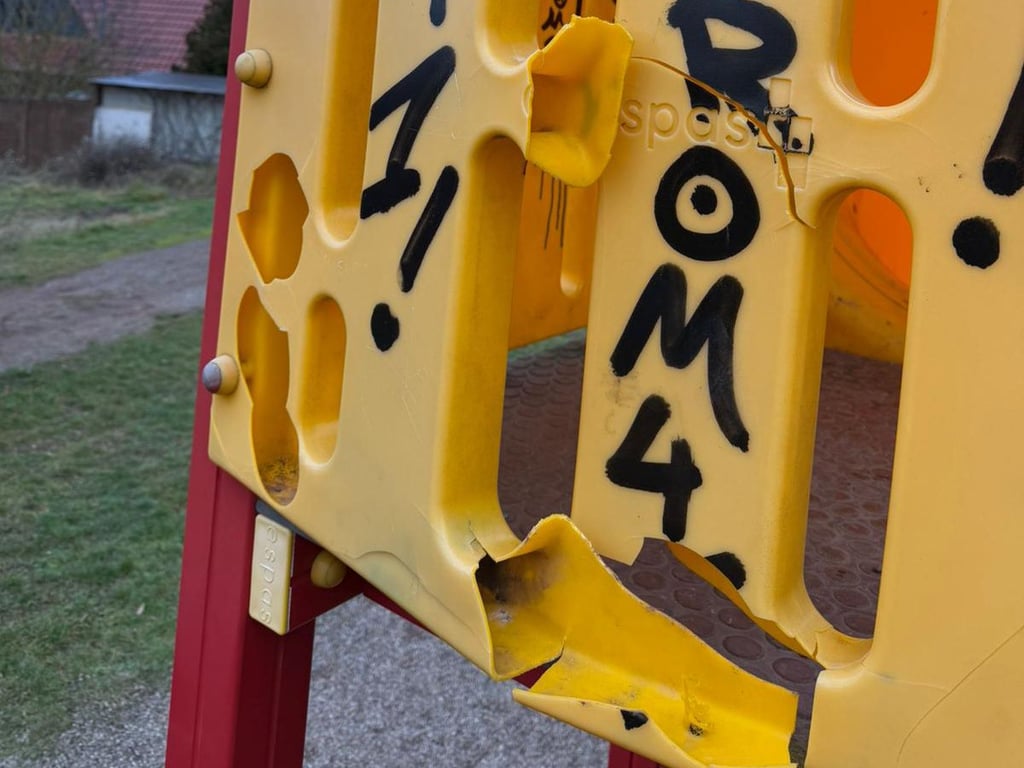 Der Spielplatz in der Rothenburgstraße wurde beschmiert und zerstört. 