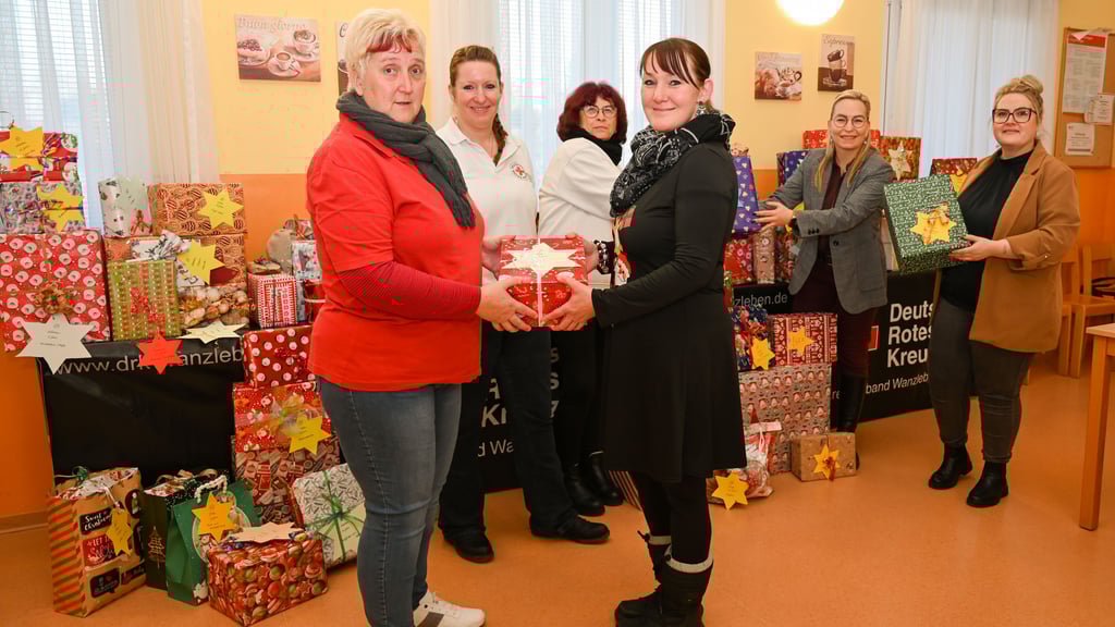 Nicole Lehmann von der Verwaltung der Einheitsgemeinde Wanzleben übergibt die Geschenke an Carola Feldheim vom Sozialen Zentrum.