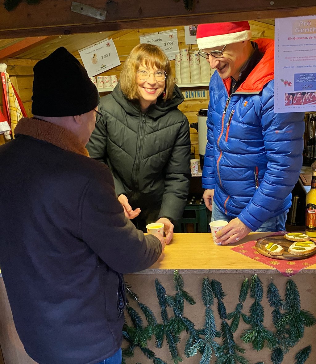 Fröhliche Gesichter im Holzhaus von Pro Genthin.