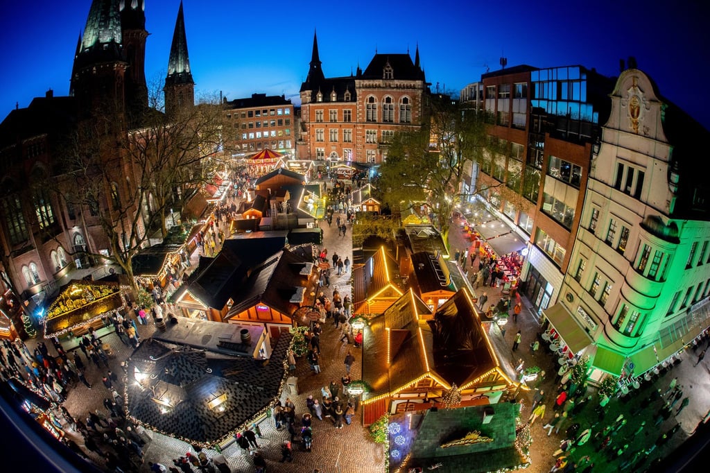 Ein 32-Jähriger soll zwei Mülltonnen auf dem Lamberti-Markt in Brand gesetzt haben. (Illustration)