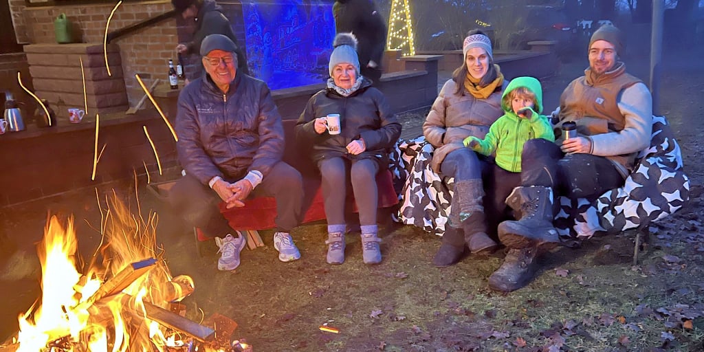 Zaungäste kurz vor dem Ortsausgang in Neukamern: Karl-Hartwig und Angela Däbler sowie Jana, Kalle und Benjamin Menn (von links) schauten dem Tross der Lichterfahrt am Lagerfeuer zu.