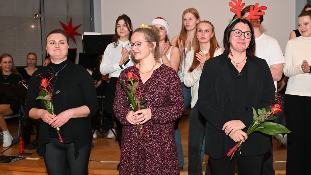 Die Lehrerinnen Olga Schmetowa-Tonn (von links), Aline Berlitz und Katrin Elstner wurden im Bördegymnasium Wanzleben geehrt.