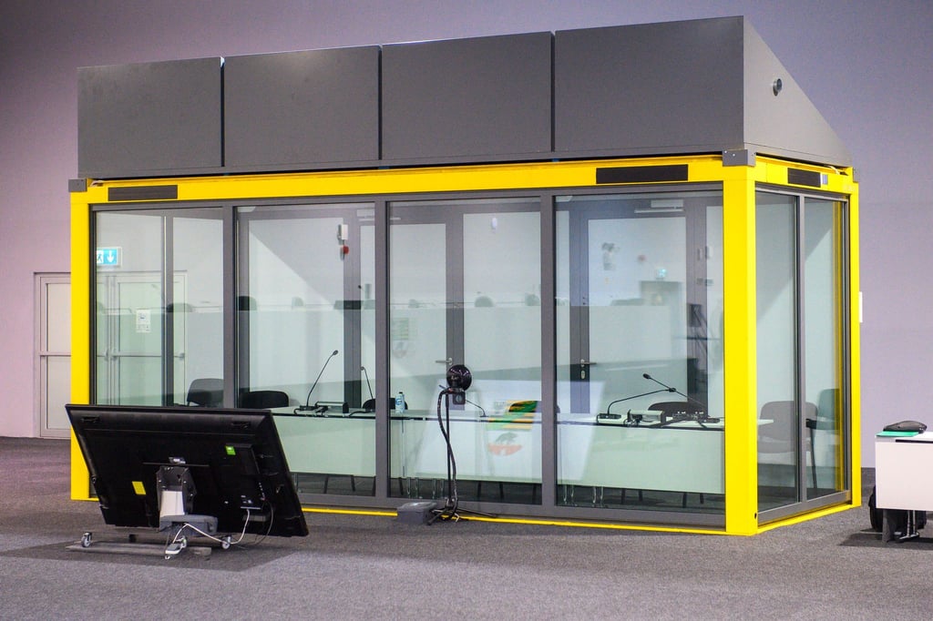 Blick auf den leeren Glaskasten im Gerichtssaal des temporären Gerichtsgebäudes vom Landgericht Magdeburg, in dem normalerweise der Todesfahrer vom Magdeburger Weihnachtsmarkt sitzt.