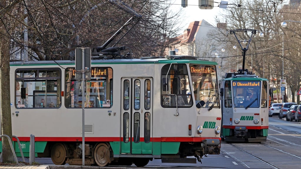 Eine Tatrabahn fährt durch die Landeshauptstadt. (Archivbild)
