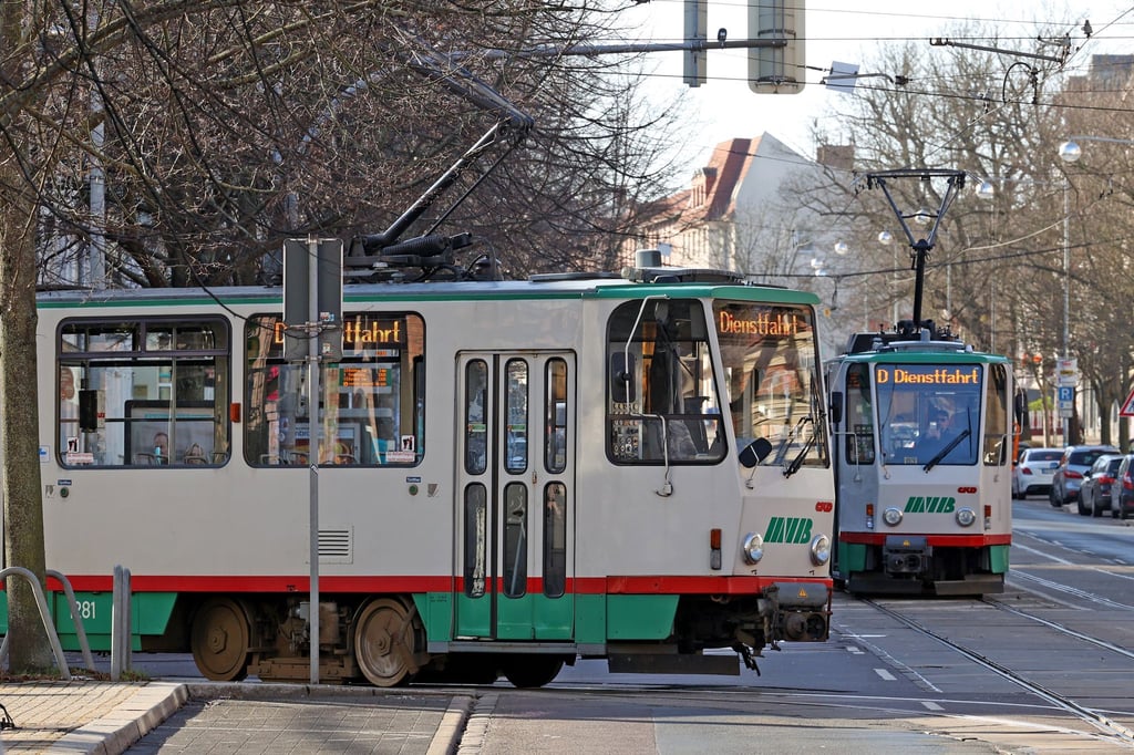 Eine Tatrabahn fährt durch die Landeshauptstadt. (Archivbild)